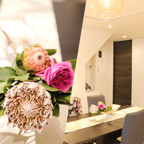 安心感のある内装と花の写真