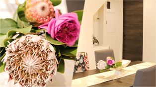 安心感のある内装と花の写真